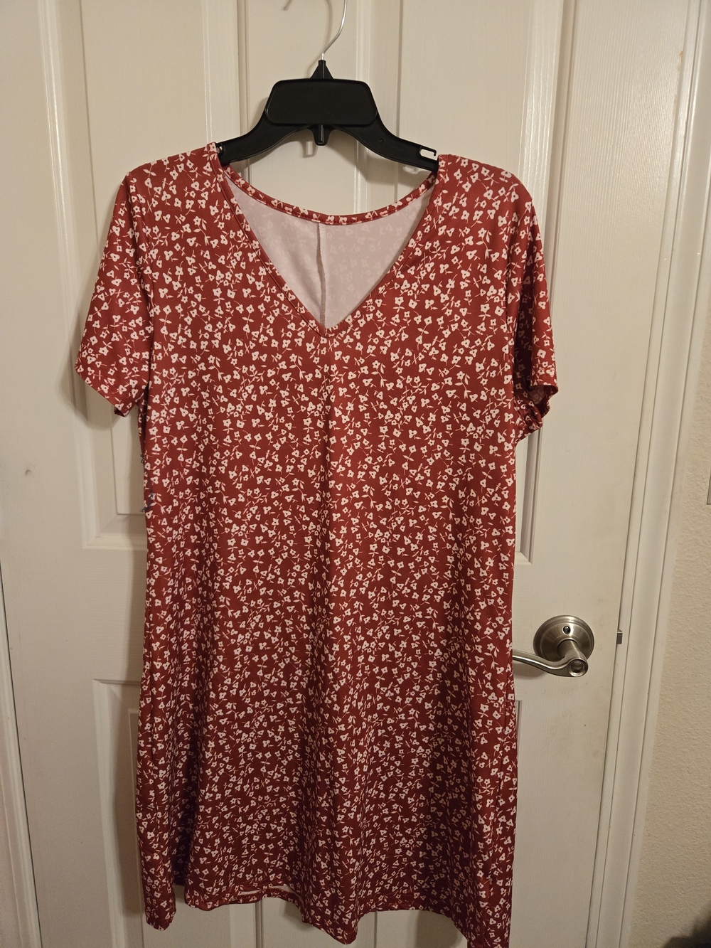 Source Unknown Red V-Neck Short Sleeve Dress with White Floral Pattern